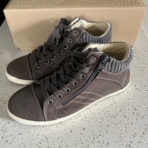 NEW Taos Startup Shoe - Size 6
